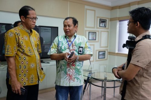 General Manager PLN Unit Induk Pembangkitan dan Penyaluran Sulawesi, Purnomo Iskak saat memberi keterangan kepada awak media.
