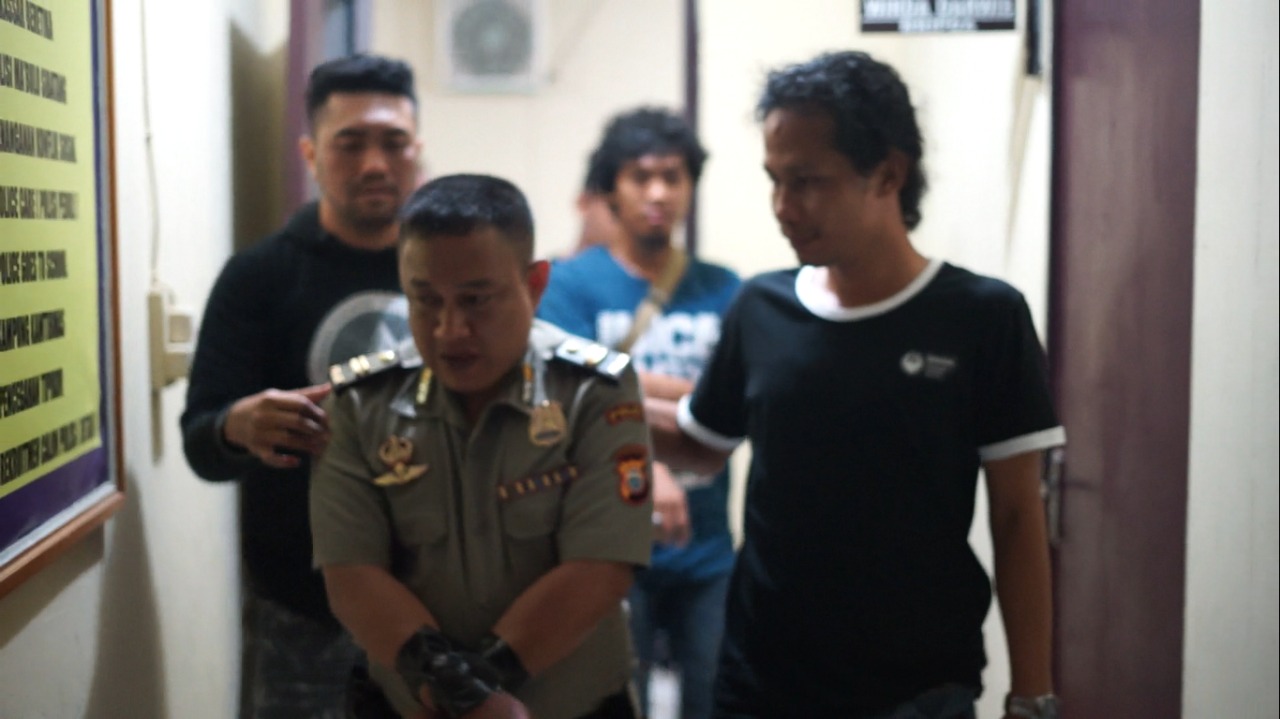 Tipu Warga, Polisi Gadungan Diciduk Bersama Teman Perempuannya