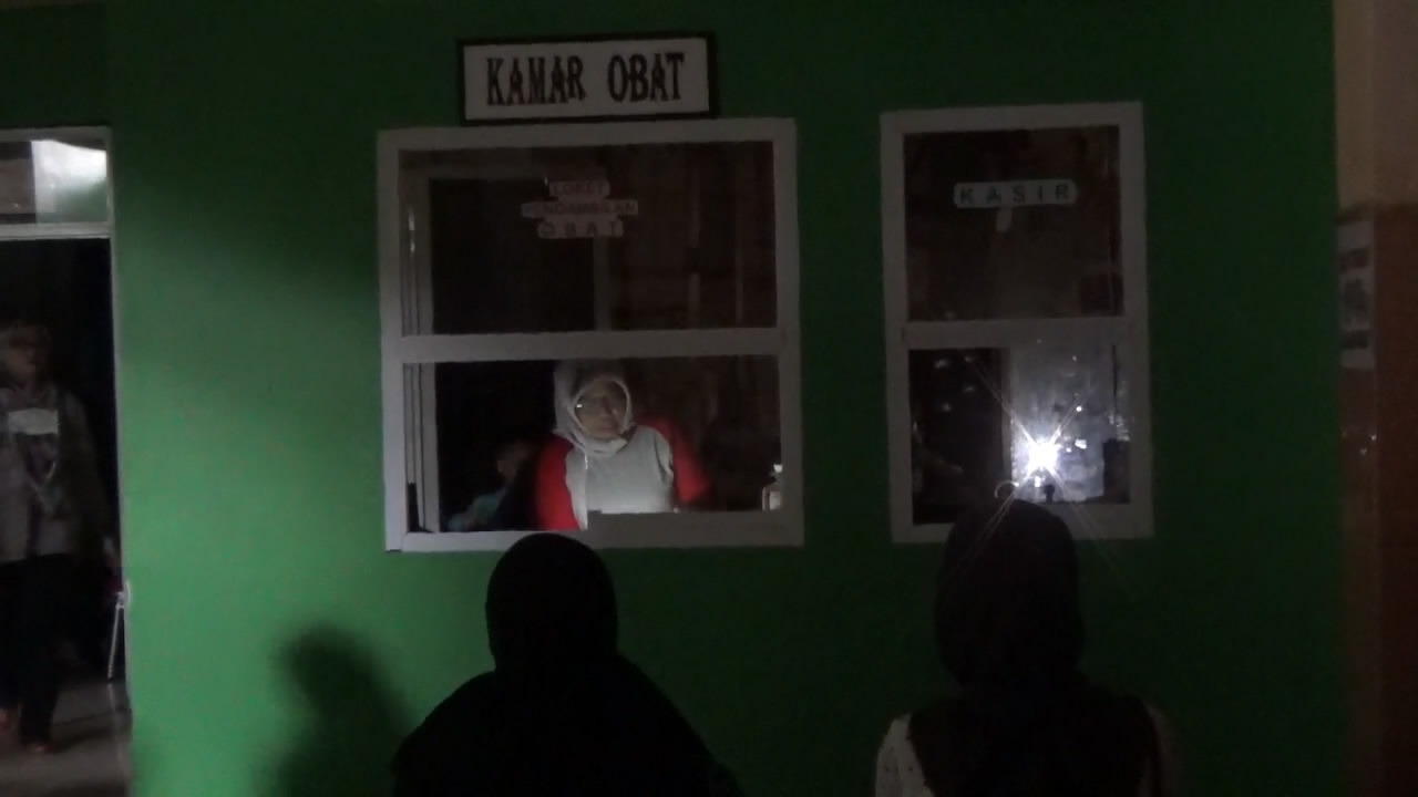 Listrik Padam, Puskesmas di Parepare Gunakan Penerangan Lampu Ponsel