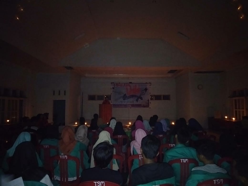 Listrik Padam, LPM Redline Tetap Semangat Gelar Pelatihan Jurnalistik Pakai Lilin