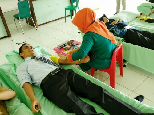 Sekda Sidrap, Sudirman Bungi sedang melakukan donor darah di HUT Korpri