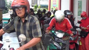 Antrean pengendara sepeda motor mengisi BBM di SPBU Ujung Bulu. 