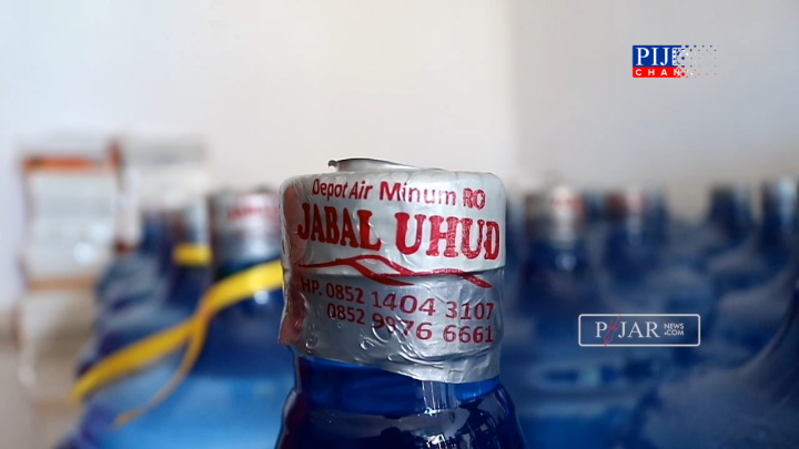 Kemasan air minum isi ulang Jabal Uhud.