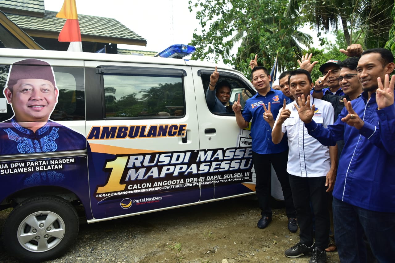 RMS Serahkan 3 Mobil Ambulans di Enrekang