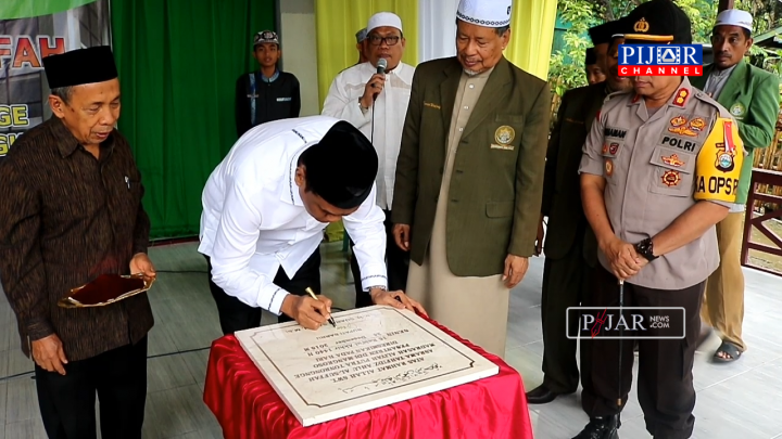 Bupati Barru Suardi Saleh, tanda tangani prasasti peresmian asrama tahfiz qur'an ahlushshuffah Pesantren DDI Mangkoso.
