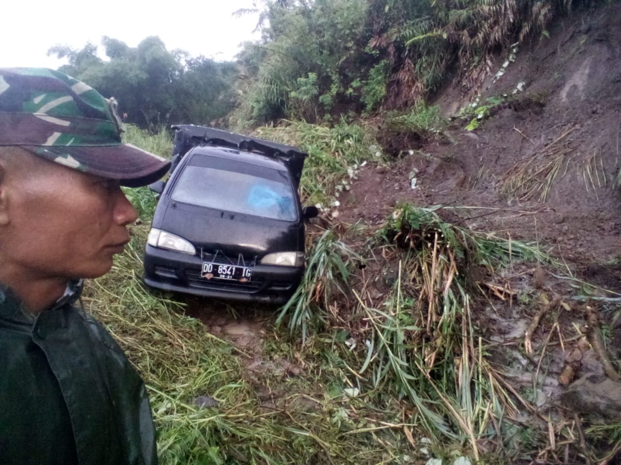 Intensitas Hujan yang Cukup Deras, Akibatkan Akses Desa Sali-Sali Tertutup Longsor
