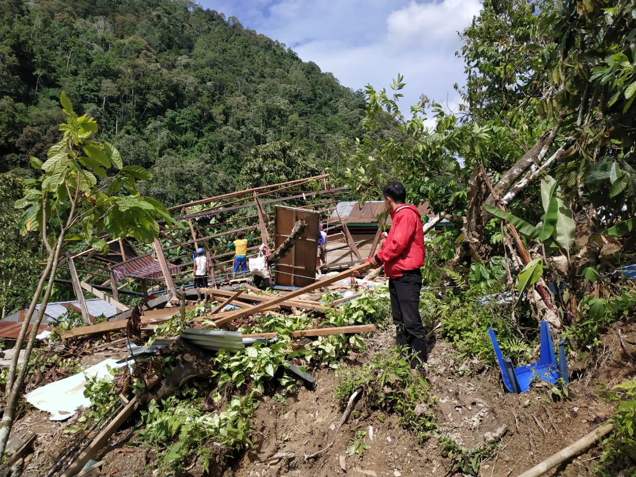 Rumah warga di Dusun Dusun Bone Desa Ulusaddang, Kecamatan Lembang, Kabupaten Pinrang, rusak parah akibat longsor