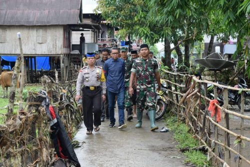 Gubernur Sulsel, Nurdin Abdullah bersama rombongan mengunjungi lokasi banjir di Barru.
