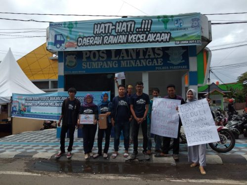 Tim GMP foto bersama disela-sela penggalangan dana untuk korban tsunami Banten-Lampung di Sumpang Minangae, Kota Parepare.
