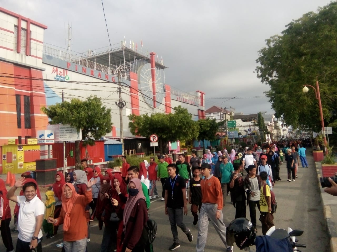 Jelang Milad ke 106, Warga Muhammadiyah Jalan Sehat Sambil Pungut Sampah