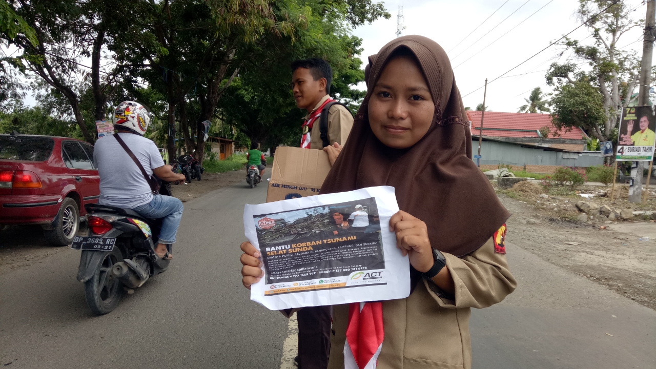Anggota Pramuka dari Saka Bhayangkara dan Ambalan menggelar penggalangan dana buat korban bencana Tsunami di Selat Sunda.