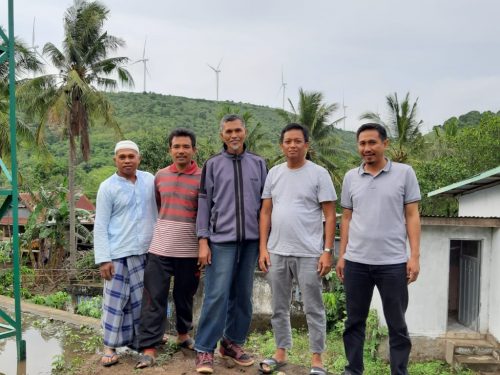 H Zulkifli Zain, Ketua DPRD Sidrap (dua dari kanan, pakai kaos oblong) foto bersama tokoh masyarakat Dusun Pabbaresseng