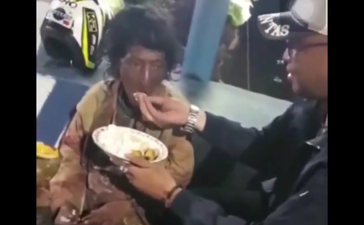 Brigpol Ahmad Hidayat, Dewa Penolong Nenek Gangguan Kejiwaan Yang Kelaparan Brigpol Ahmad Hidayat, Dewa Penolong Nenek Gangguan Kejiwaan Yang Kelaparan