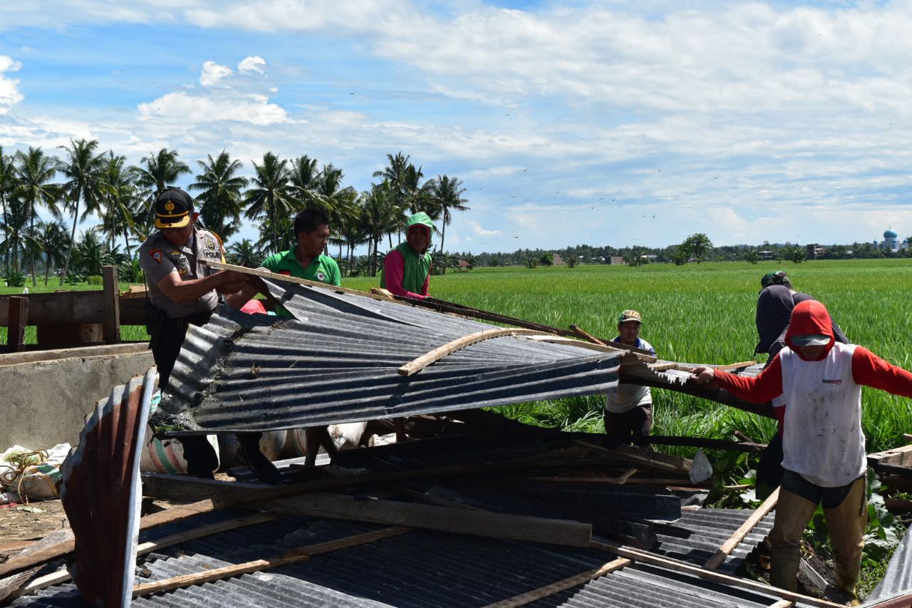 Reaksi Cepat, Polisi di Sidrap Bantu Evakuasi Korban Angin Kencang