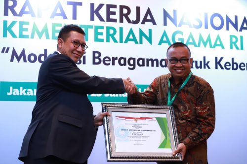 Menteri Agama, Lukman Hakim Saifuddin memberi penghargaan kepada Rektor IAIN Parepare, di Jakarta, baru-baru ini.
