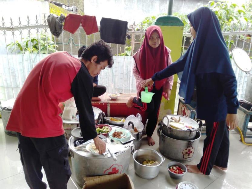 PMI Dirikan Dapur Umum Untuk Pengungsi Korban Banjir di Makassar