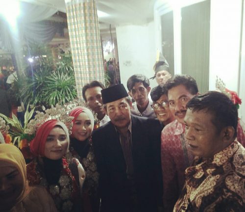 H Dollah Mando foto bersama saat menghadiri acara mappacci anak Gubernur Sulsel Nurdin Abdullah.