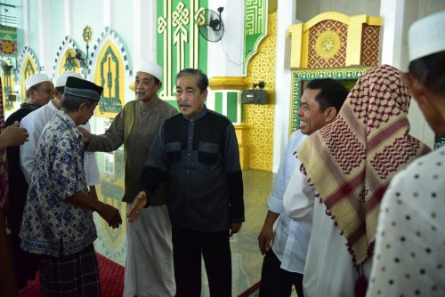 Bupati Sidrap, Dollah Mando hendak bersalaman dengan jamaah masjid Agung Pangkajene usai melaksanakan salat berjamaah.