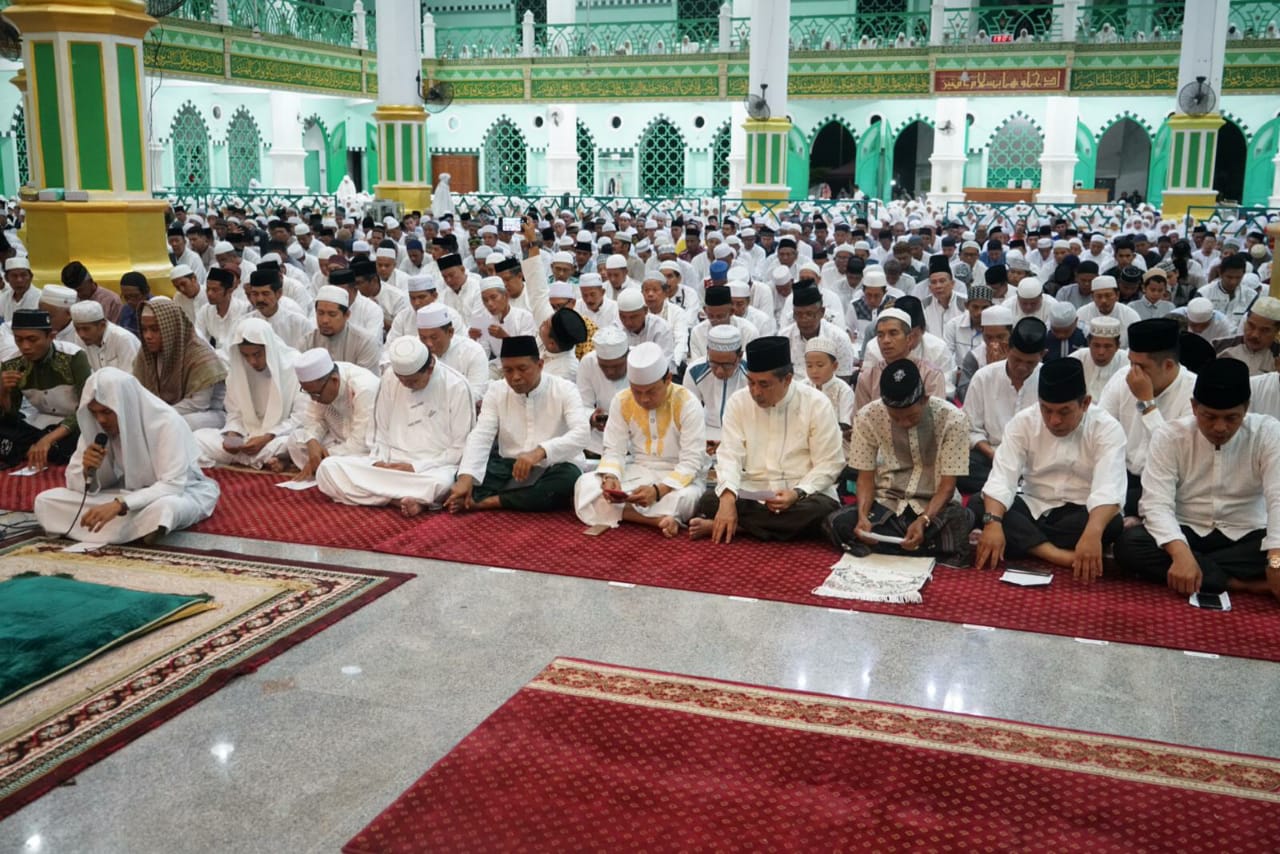 Ribuan jamaah mengikuti tasyakuran usai pelantikan Bupati dan Wakil Bupati Sidrap periode 2018-2023, H Dollah Mando-H Mahmud Yusuf, di Masjid Agung Pangkajene Sidrap.