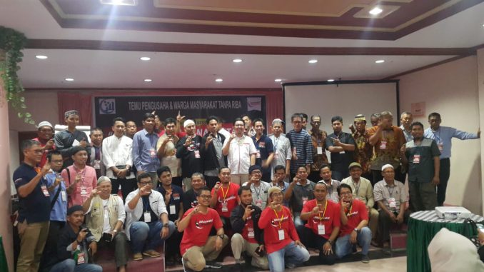 Rasdha Tadjuddin (tengah pakai kemeja putih) foto bersama dengan peserta seminar. --ist-- 