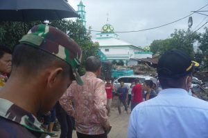 Gubernur Sulsel, Prof HM Nurdin Abdullah mengunjungi lokasi banjir besar di Jeneponto. --foto bunyamin h arsyad--