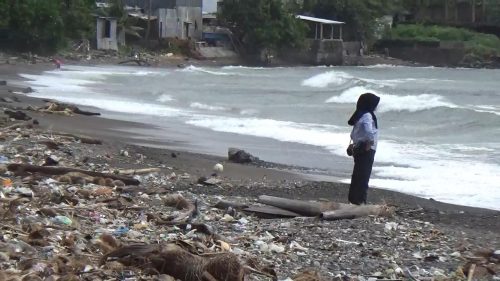Pantai Lumpue sepi pengunjung. Selain ombak yang tinggi, juga sampah berserakan di pantai.