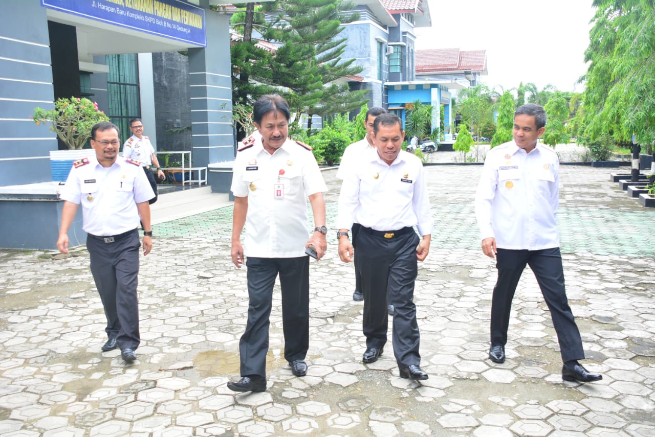 Wakil Bupati Sidrap, Mahmud Yusuf bersama sejumlah Kepala SKPD usai melakukan kunjungan.