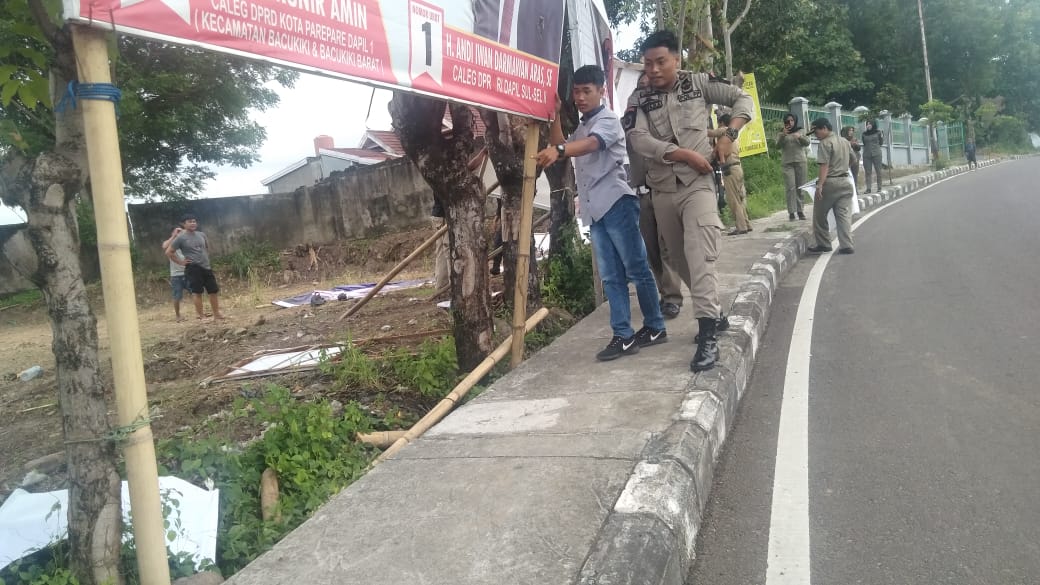 Karena Melanggar Aturan, Sejumlah APK Ditertibkan Oleh Satpol PP Parepare