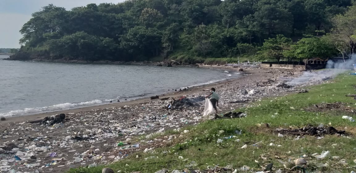 Pantai Wisata Alam Lumpue Diserbu Sampah