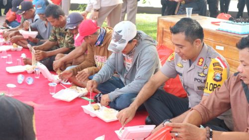 Kapolres Pinrang, AKBP Bambang Suharyono sarapan bersama dengan puluhan tukang becak.