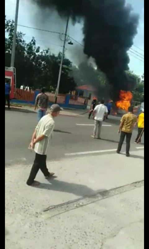 Akibat Korslet, Mobil Kijang Tua Terbakar di Depan SPBU Ponrangae Sidrap