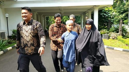 Fahrul Amin, pakai gamis biru didampingi ibunya saat hendak menuju rumah dinas Wapres JK di Jakarta.
