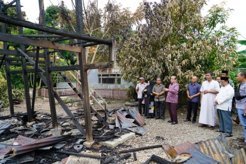 Bupati Sidrap, H Dollah Mando mengunjungi korban kebakaran di Rappang.