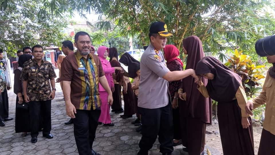 Peringati HUT Sidrap ke 675, Kapolres Sidrap Anjangsana ke Sekolah Luar Biasa