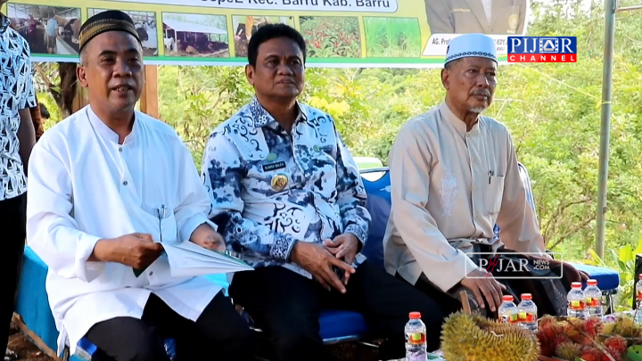 Bupati Barru Suardi Saleh (tengah), didampingi Camat Barru Andi Hilmanida (kanan) dan Pimpinan Baznas Kabupaten Barru Anre Gurutta-Faried Wadjedy (kiri).