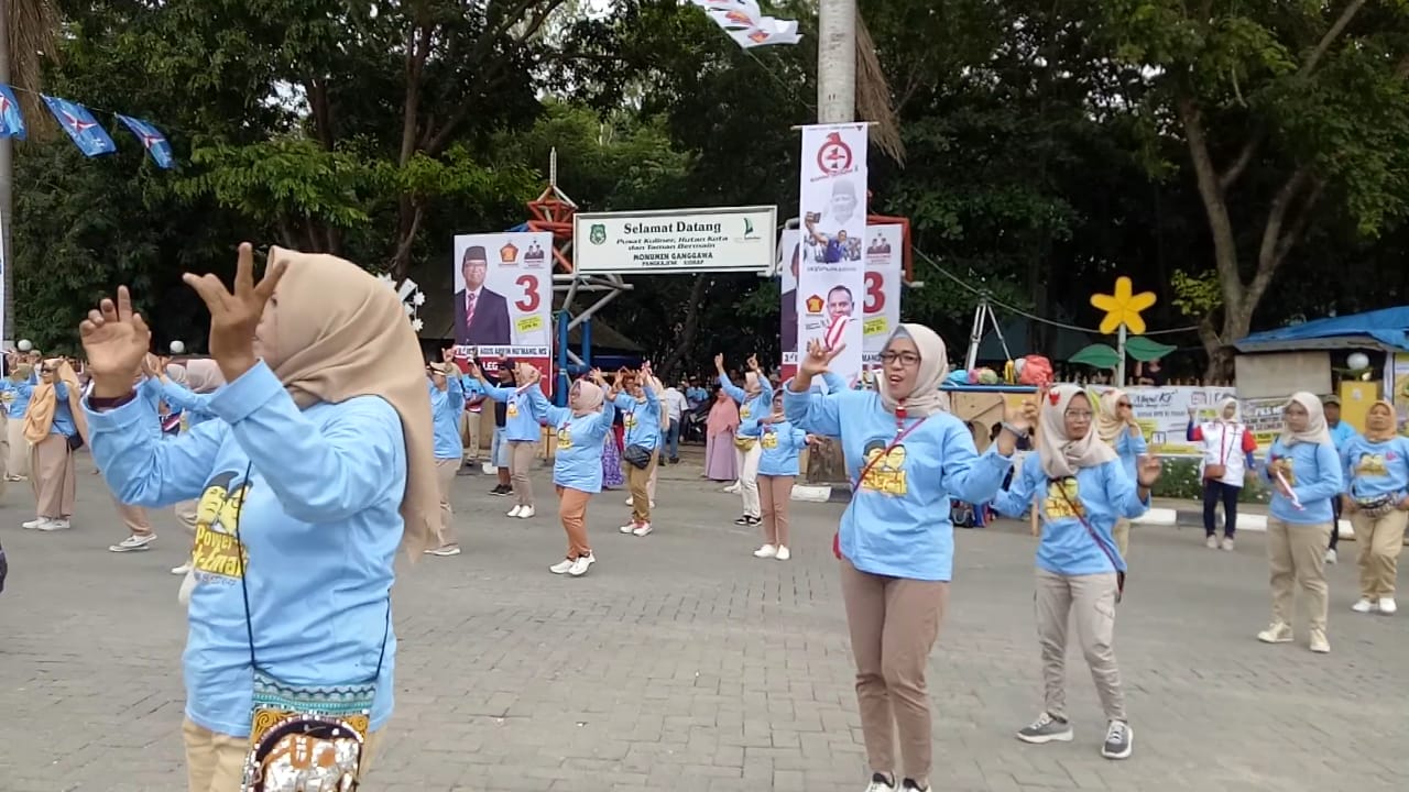 Cawapres 02 Sandiaga Uno Disambut Goyang Emak-emak Oleh Ratusan Pendukungnya di Sidrap