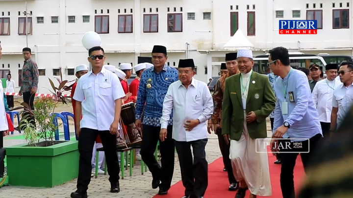 Wakil Presiden Indonesia Jusuf Kalla (tengah baju putih lengan panjang) didampingi Bupati Barru Suardi Saleh (kanan) dan Ketua Ponpes DDI Mangkoso AGH Faried Wadjedy (kiri).