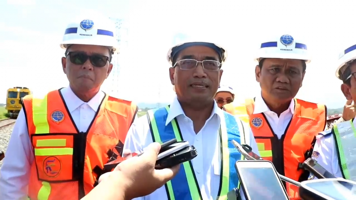Gubernur Sulawesi Selatan Nurdin Abdullah (kanan), Menteri Perhungan Budi Karya Sumadi (tengah), dan Bupati Barru Suardi Saleh (kiri).
