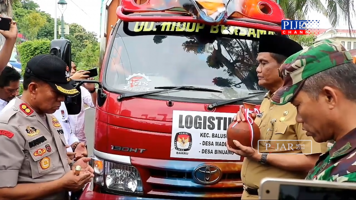 Doa bersama sebelum melepas truk pengangkut logistik KPU.