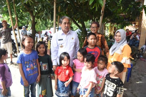 Usai Mencoblos di TPS 02 Pangkajene, Dollah Mando Sapa dan Foto Bersama Warga