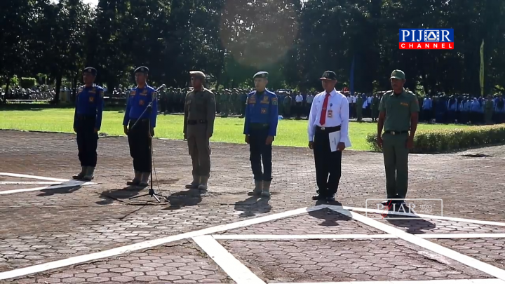 Suasana Upacara HUT Satpol PP, Damkar, dan Linmas di Lapangan Kantor Bupati Barru