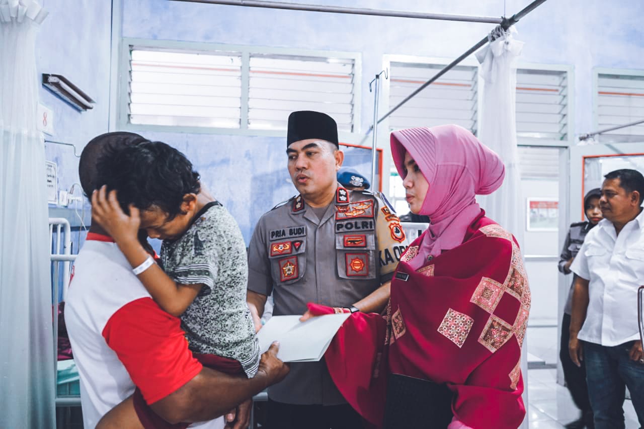 Bentuk Empati, Kapolres Parepare dan Bhayangkari Kunjugi Rizki Pratama Bocah Penderita Kanker Otak