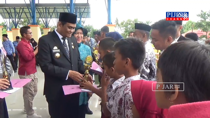 Bupati Barru Suardi Saleh serahkan piagam penghargaan kepada siswa-siswi berprestasi.