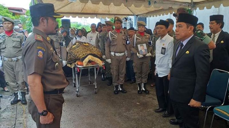 Wakil Bupati H Mahmud Yusuf memimpin pelepasan jenazah Andi Pawellangi, Asisten I Pemkab Sidrap.