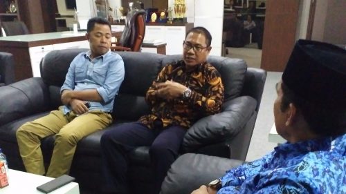 Rektor UMS Rappang, Jamaluddin Ahmad (pakai batik coklat) saat berbincang dengan Wakil Bupati Sidrap, Mahmud Yusuf.
