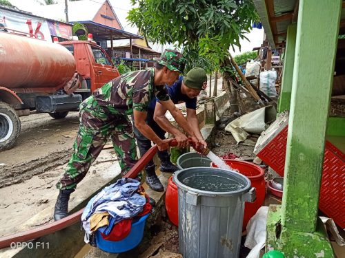 Tim SAR TNI menyalurkan air bersih ke rumah warga yang terdampak banjir bandang di Sidrap.