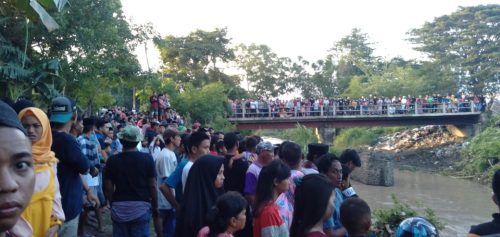 Ribuan warga menyaksikan pencarian korban bocah yang tenggelam di Sungai Amparita.