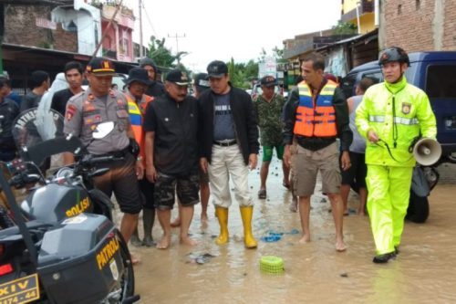 Bupati Sidrap, H Dollah Mando (tengah) saat turun ke lokasi banjir di Tanru Tedong, Sidrap, Sulsel.
