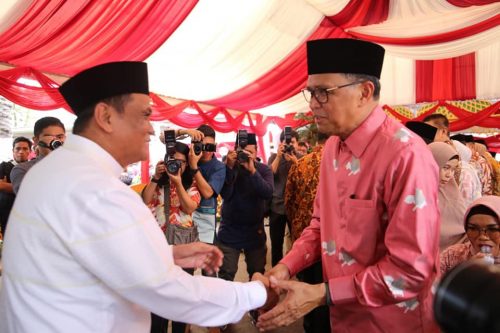 Bupati Barru, Suardi Saleh bersalaman dengan Gubernur Sulsel, Nurdin Abdullah saat menghadiri acara halal bihalal di rujab Gubernur Sulsel, Kamis (6/6/2019) lalu.