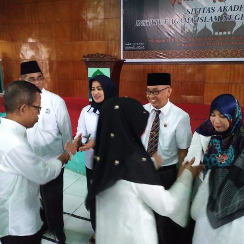 Rektor IAIN Parepare, Ahmad Sultra Rustan (pakai dasi) saat acara halal bihalal di Gedung Serbaguna IAIN Parepare, Senin (10/6/2019).